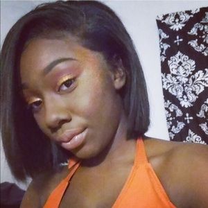 Meet your Posher, Adrienne